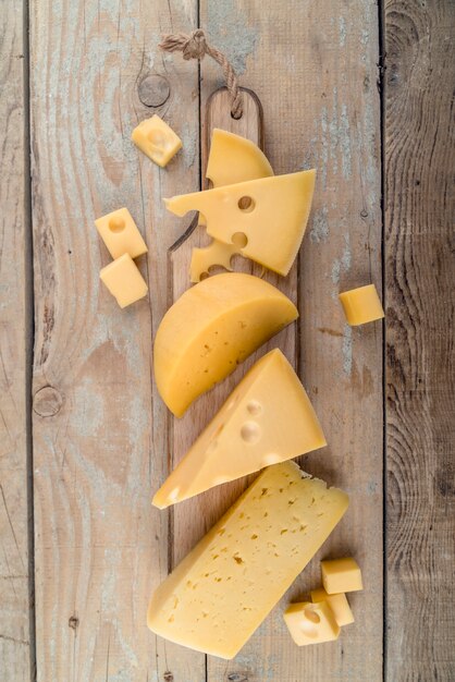 Vue de dessus assortiment de délicieux fromages sur la table