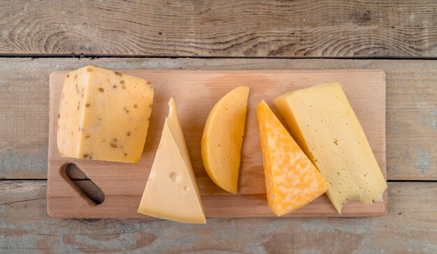 Vue de dessus assortiment de délicieux fromages sur la table