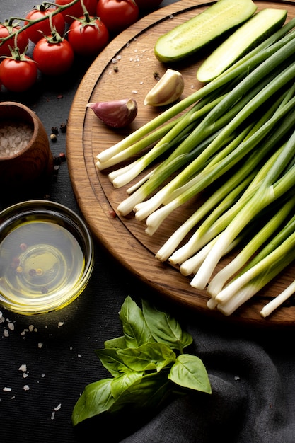 Vue de dessus assortiment de délicieux légumes frais