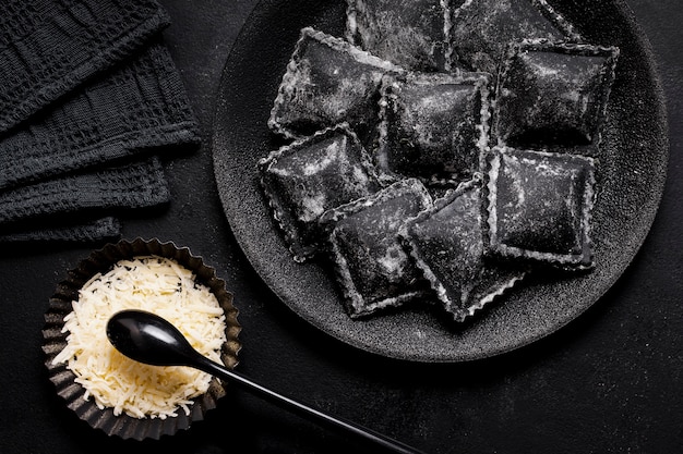 Vue de dessus assortiment de délicieux plats noirs sur table sombre