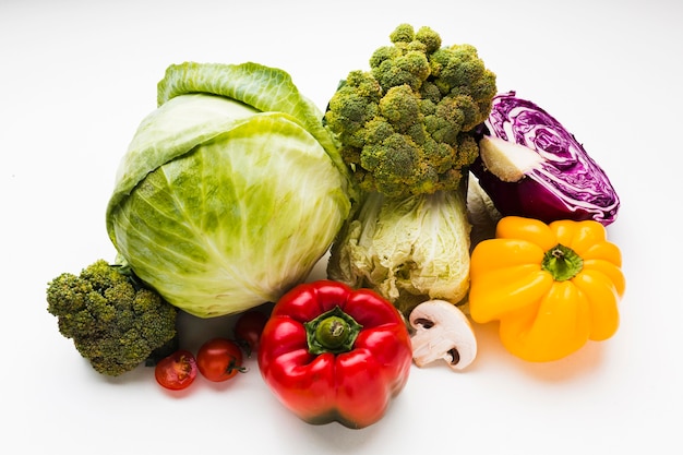 Vue de dessus assortiment de différents légumes frais