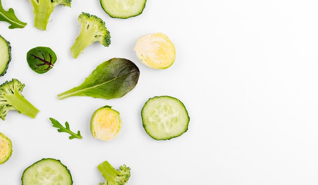 Vue de dessus assortiment de feuilles de salade avec des tranches de concombre