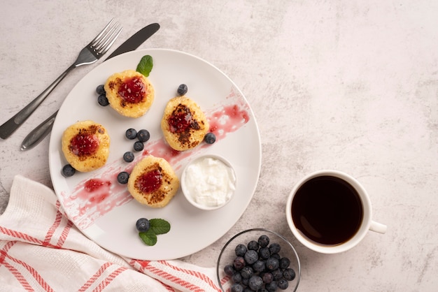 Photo gratuite vue de dessus assortiment de friandises pour le petit-déjeuner