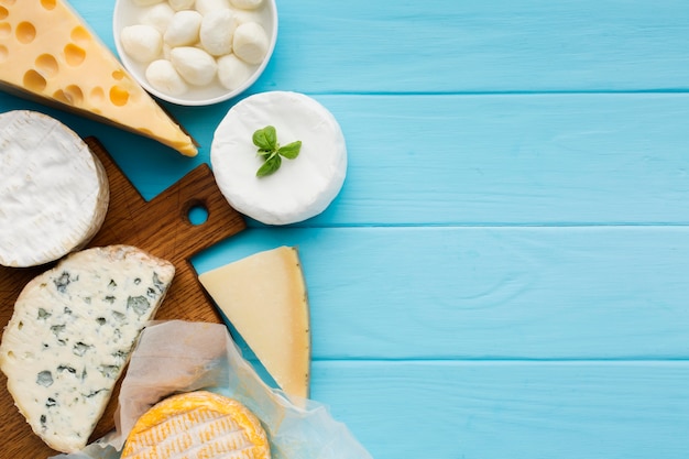 Vue de dessus assortiment de fromages avec espace copie