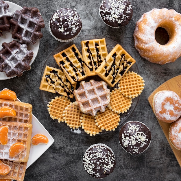 Vue de dessus de l'assortiment de gaufres et beignets