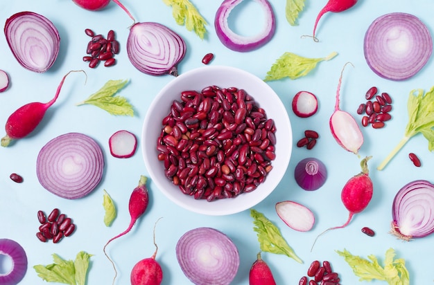 Vue de dessus assortiment de haricots rouges et légumes