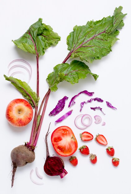 Vue de dessus assortiment de légumes aux fraises