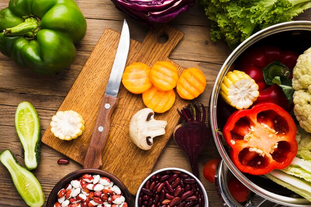 Vue de dessus assortiment de légumes colorés sur fond de bois