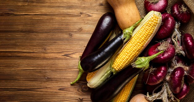 Vue de dessus assortiment de légumes frais d'automne avec espace copie