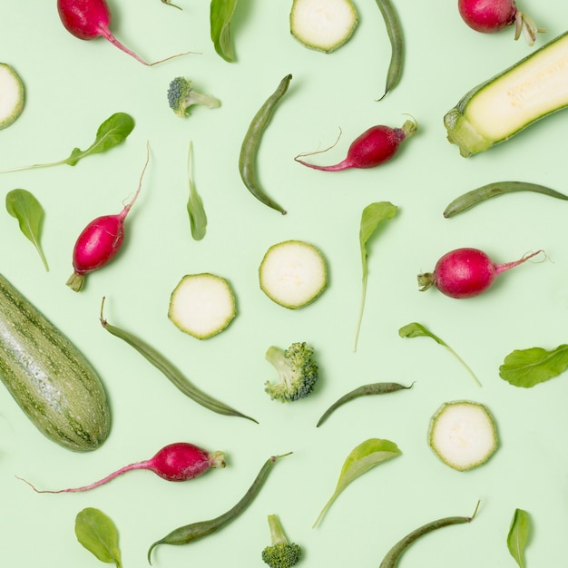 Vue de dessus assortiment de légumes frais sur la table