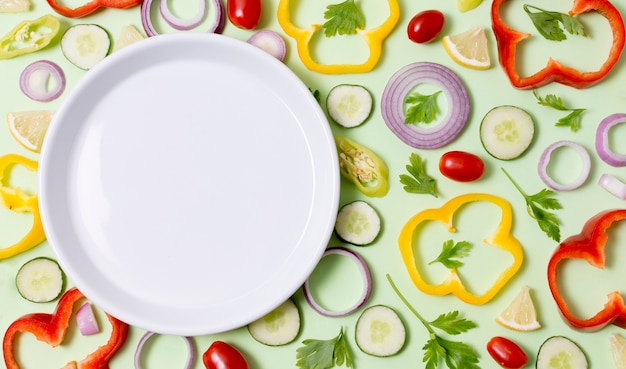 Photo gratuite vue de dessus assortiment de légumes frais sur la table