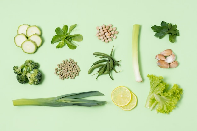 Vue de dessus assortiment de légumes frais