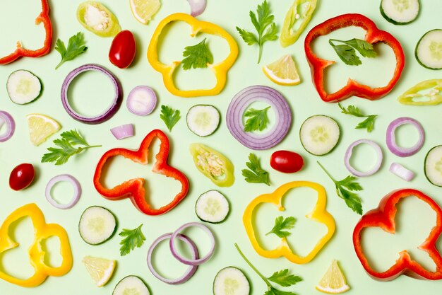 Photo gratuite vue de dessus assortiment de légumes frais