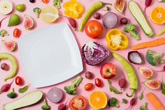 Vue de dessus assortiment de légumes frais