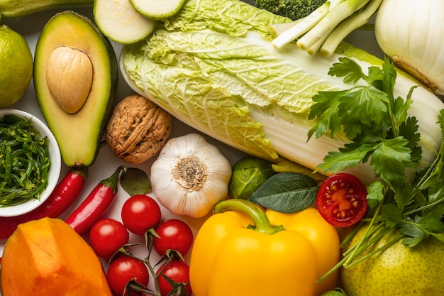 Vue de dessus de l'assortiment de légumes frais