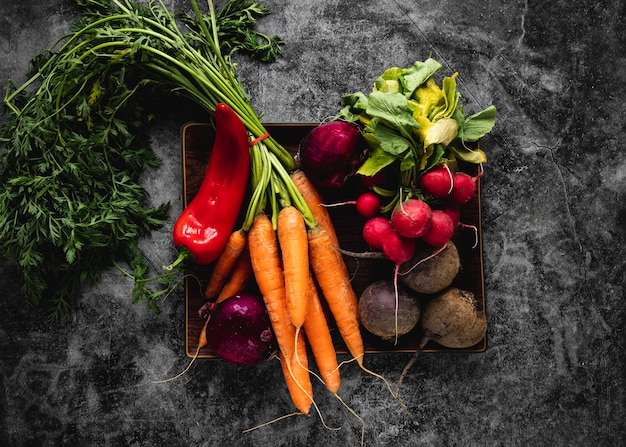 Vue de dessus assortiment de légumes pour salade