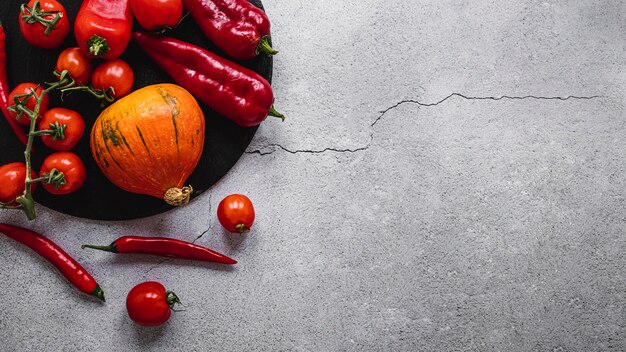 Vue de dessus assortiment de légumes rouges