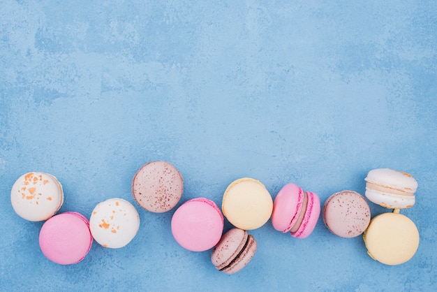 Vue de dessus de l'assortiment de macarons avec espace copie