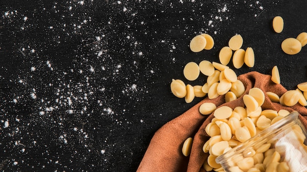 Vue de dessus assortiment noir de chocolat blanc avec espace copie