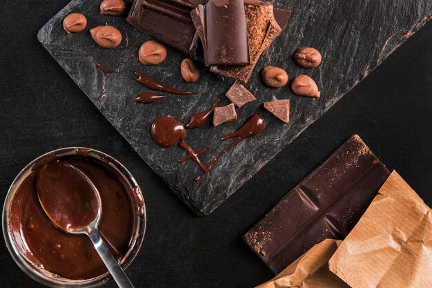 Vue de dessus assortiment noir de chocolat