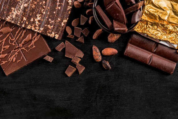 Vue de dessus assortiment noir avec du chocolat avec copie espace