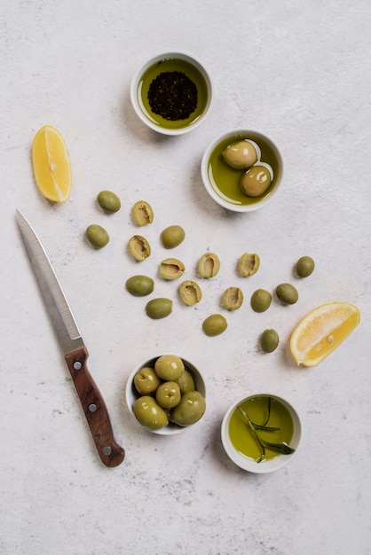 Vue de dessus assortiment d'olives sur la table