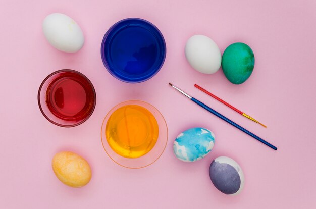 Vue de dessus de l'assortiment de peinture aux oeufs pour Pâques avec des pinceaux