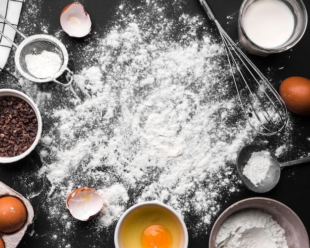 Vue de dessus assortiment de produits de cuisson sur la table