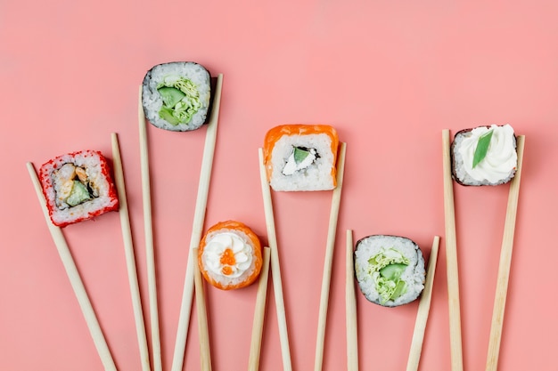 Vue de dessus Assortiment de sushis japonais traditionnels
