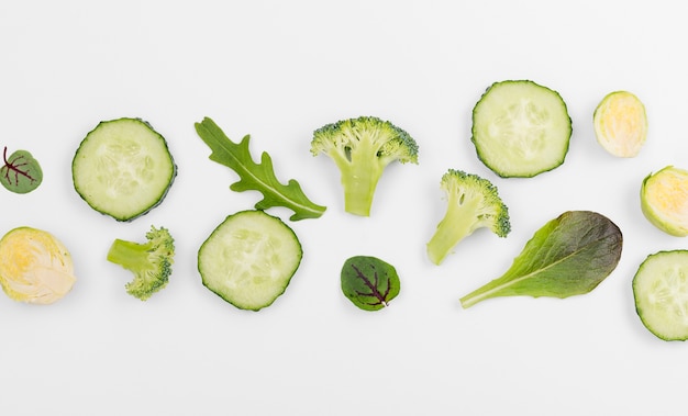 Vue de dessus assortiment de tranches de brocoli et de concombre