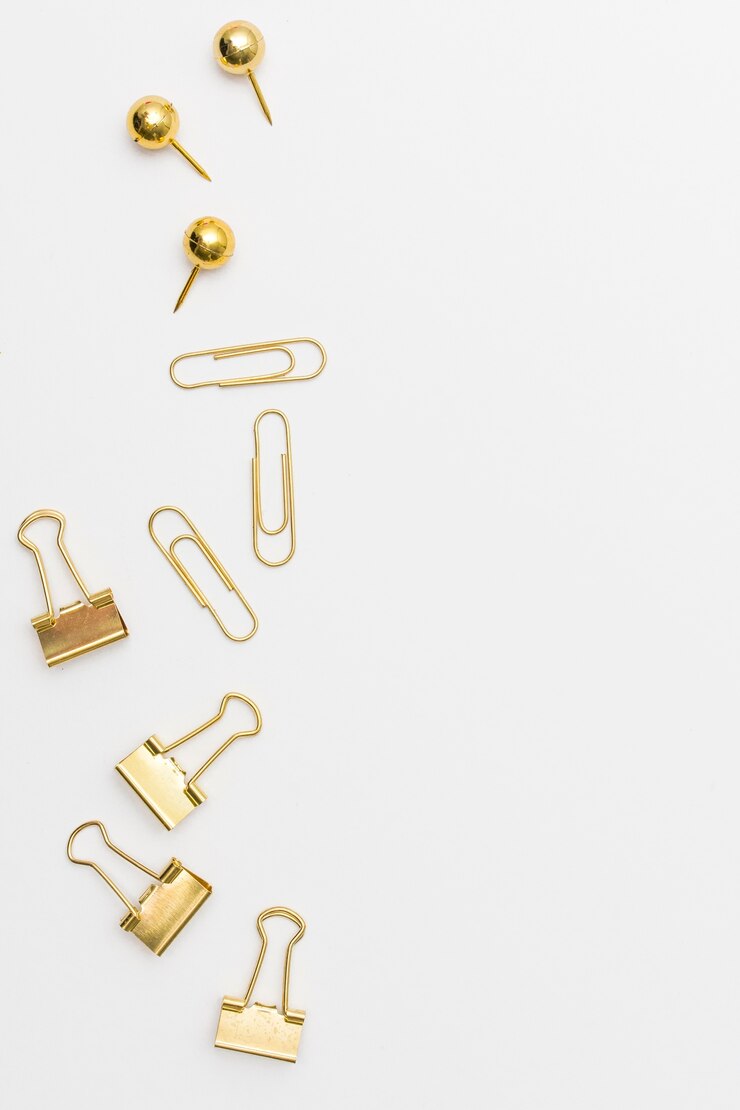 Photo gratuit vue de dessus assortiment de trombones avec espace copie