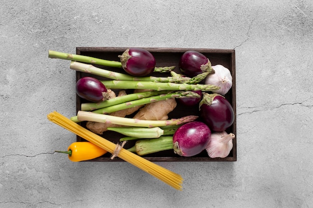 Vue de dessus aubergines, assparagus et spaghettis crus