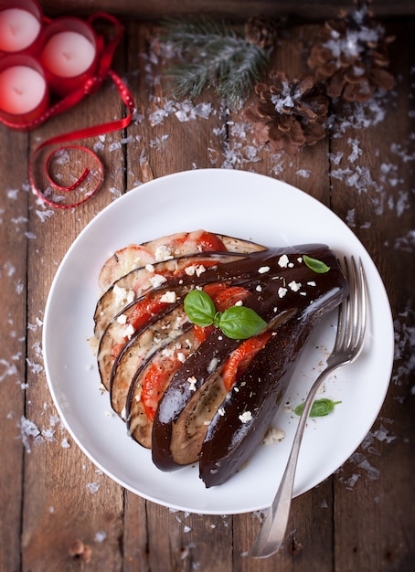 Vue de dessus aubergines cuites au four avec des tomates