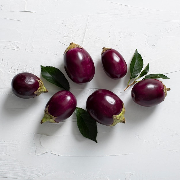 Photo gratuite vue de dessus d'aubergines avec des feuilles