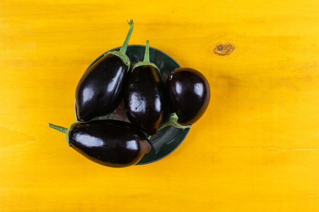 Vue de dessus d'aubergines sur plaque. horizontal