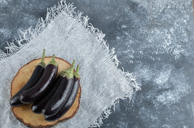 Vue de dessus d'aubergines violettes crues fraîches.