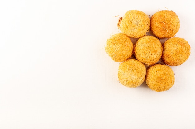 Une vue de dessus autour de délicieux gâteaux sucrés savoureux cuits formés rond isolé sur fond blanc confiserie de sucre sucré