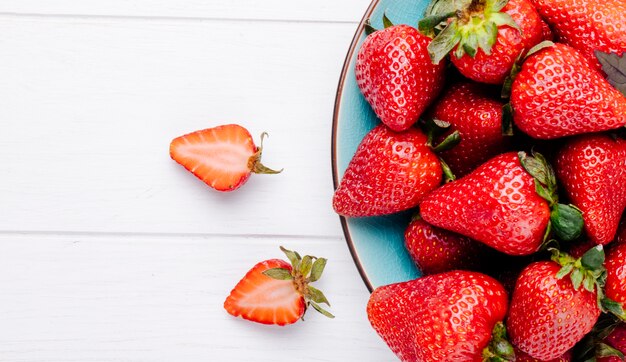 Vue de dessus aux fraises sur fond blanc