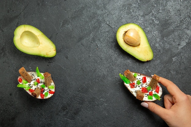 Vue de dessus des avocats crémeux avec des avocats frais sur une surface grise