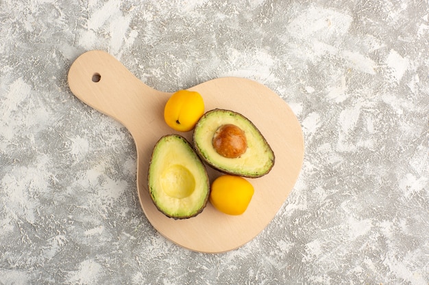 Vue de dessus des avocats frais fruits utiles sur une surface blanche