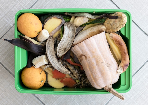 Vue de dessus bac de recyclage avec des légumes biologiques