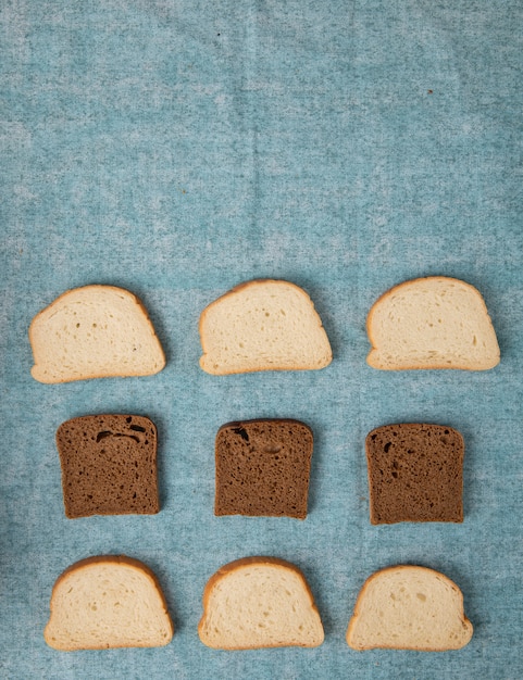 Vue de dessus des bagels turcs au sésame sur fond bleu avec copie espace