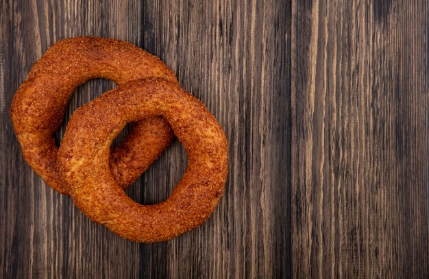 Vue de dessus de bagels turcs frais sur un fond en bois avec espace copie