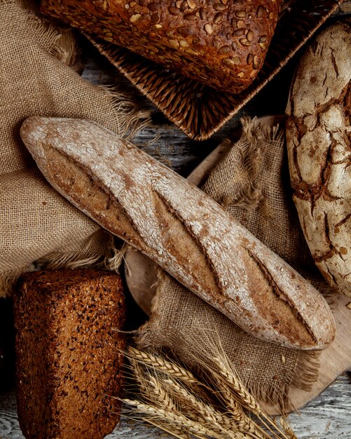 Vue de dessus de la baguette de grains entiers biologiques