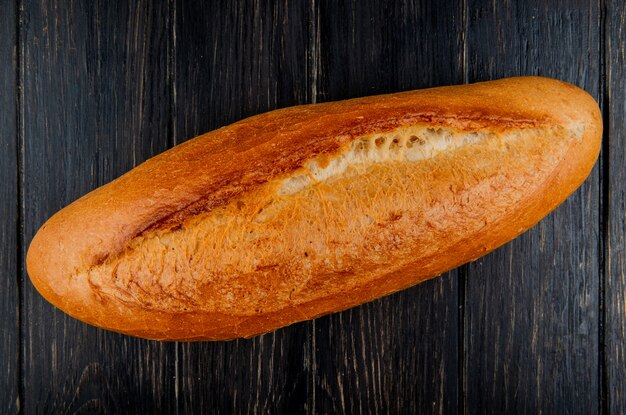 Vue de dessus de la baguette vietnamienne sur table en bois