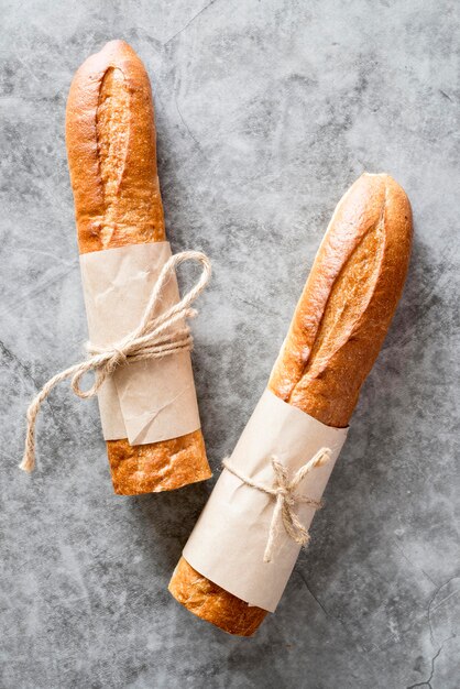 Vue de dessus des baguettes nouées