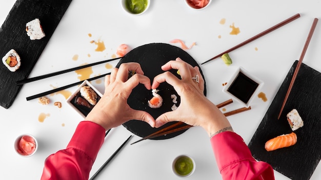 Photo gratuite vue de dessus sur les baguettes avec des sushis