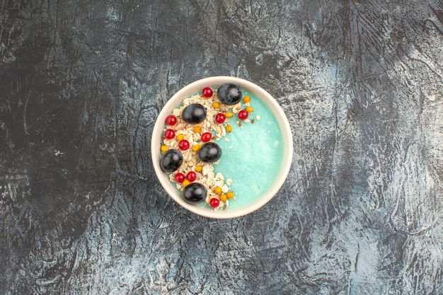 Vue De Dessus Des Baies Les Groseilles Et Raisins Rouges Appétissants Dans Le Bol Bleu