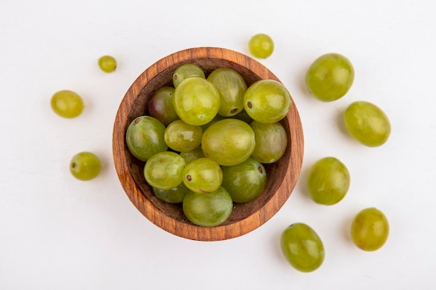 Photo gratuite vue de dessus des baies de raisin blanc dans un bol et sur fond blanc