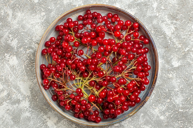 Vue de dessus baies rouges fruits moelleux sur fond blanc